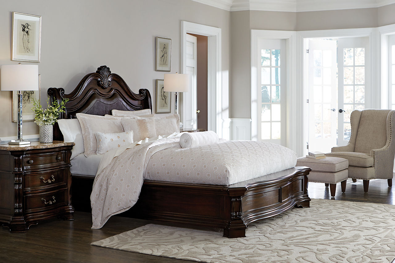 Villa Sonoma master bed in room scene 