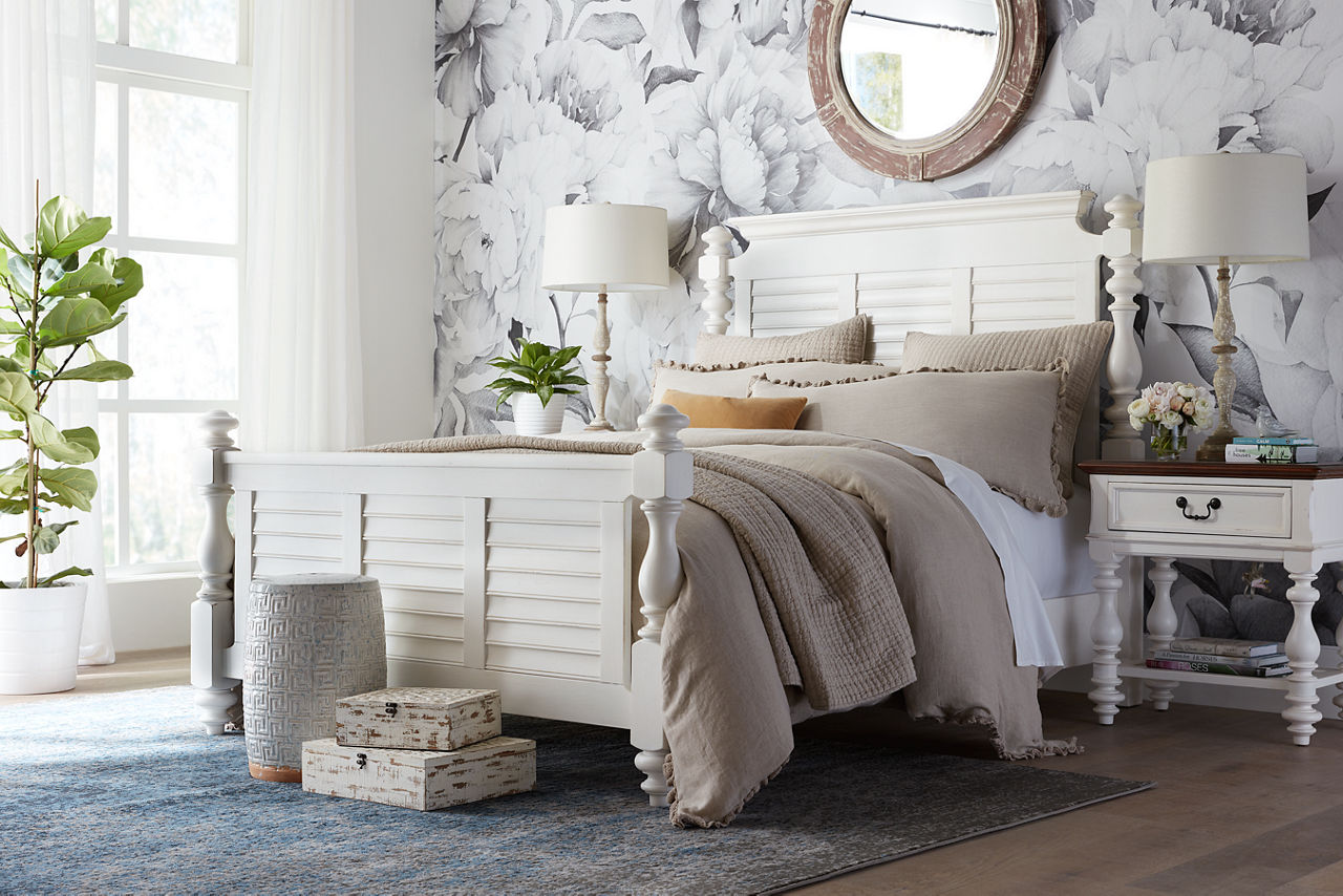 Newport Poster Bed and Nightstand in Distressed White in a room scene.
