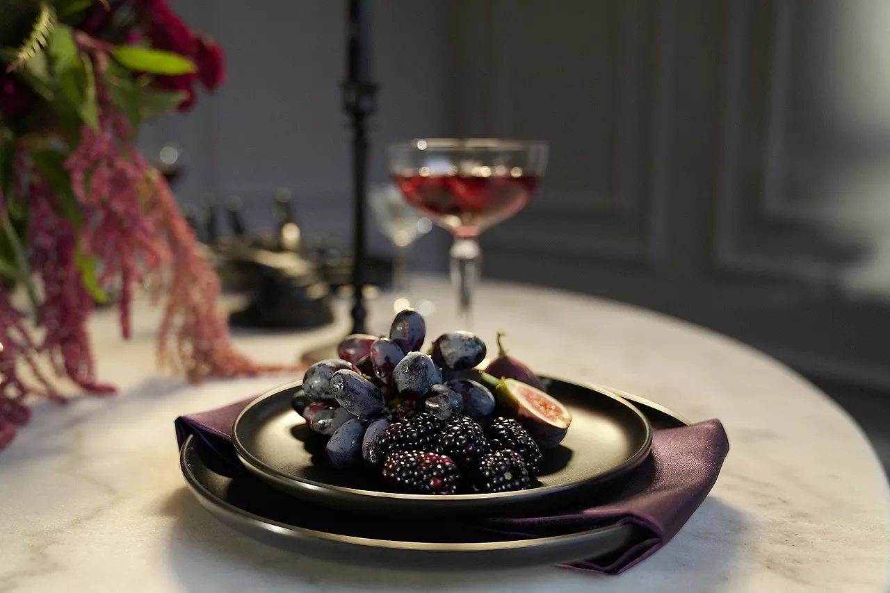 Image of plate with fruit arranged on top